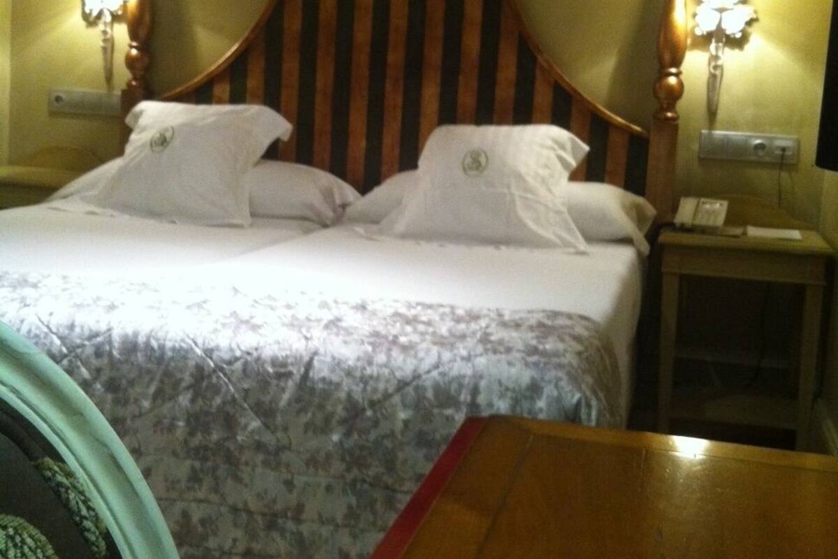 Chambre économique avec lits jumeaux | Couette en duvet, lit avec matelas en mousse à mémoire, minibar, bureau