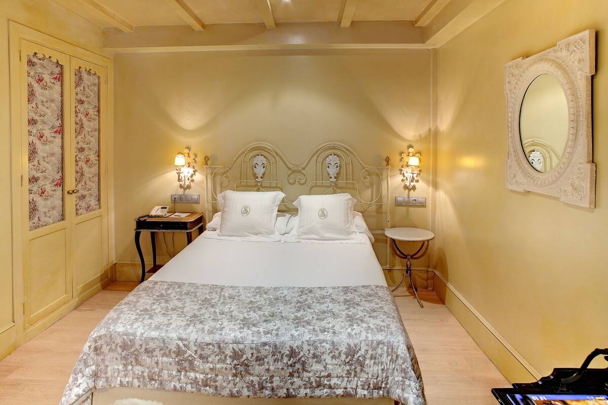 Couette en duvet, lit avec matelas en mousse à mémoire, minibar, bureau