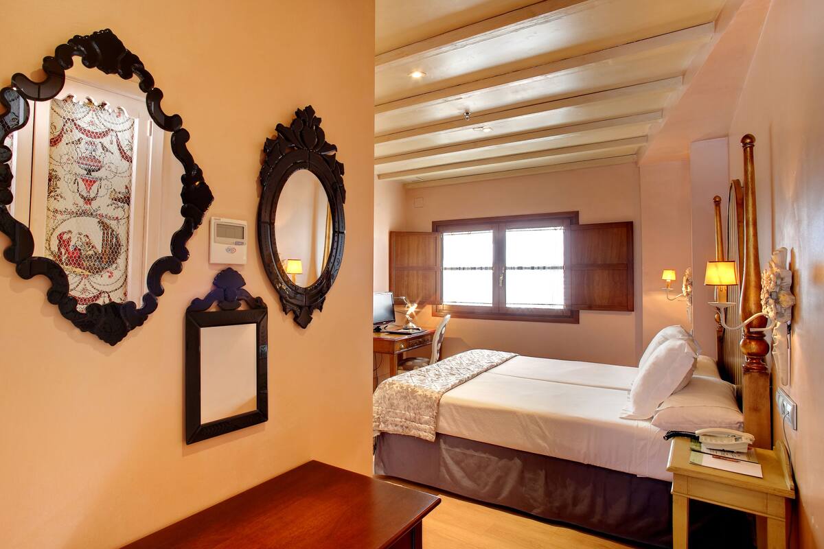 Chambre double | Couette en duvet, lit avec matelas en mousse à mémoire, minibar, bureau