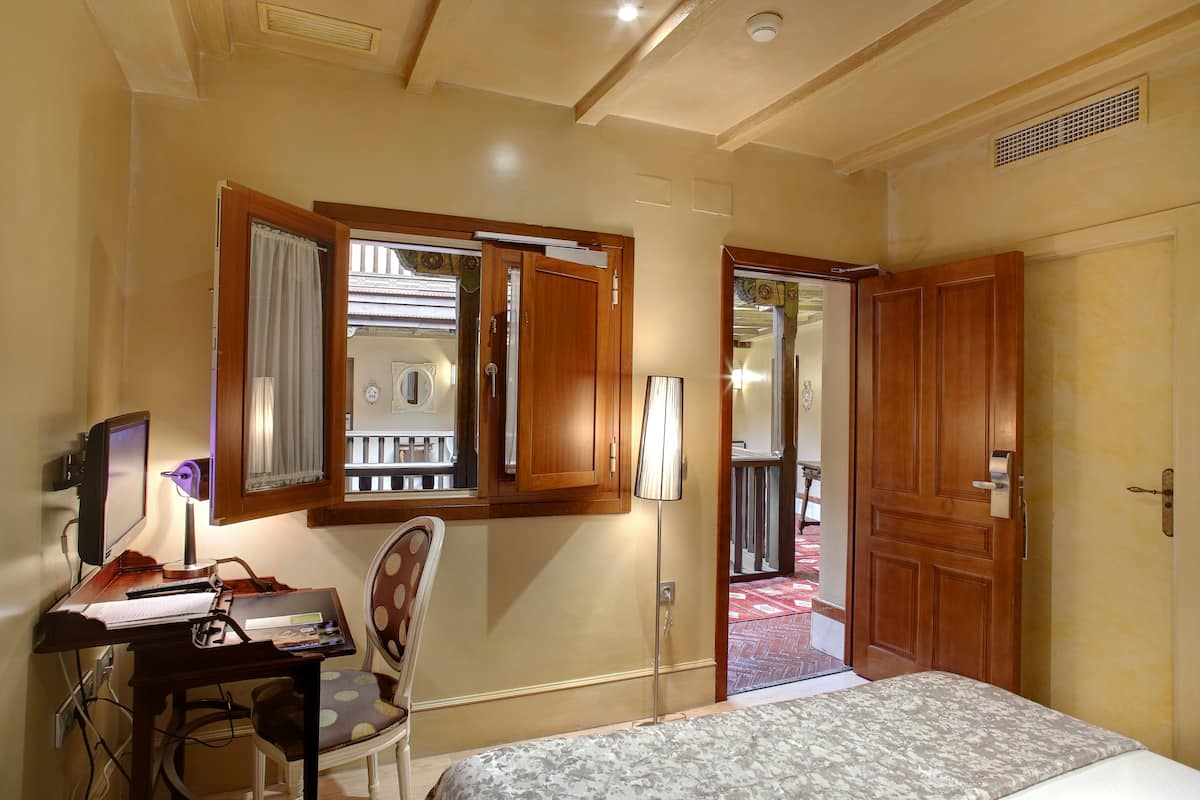 Chambre économique double | Couette en duvet, lit avec matelas en mousse à mémoire, minibar, bureau