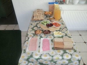 Daily continental breakfast for a fee - Egilsborg Guesthouse (Reykjavik)