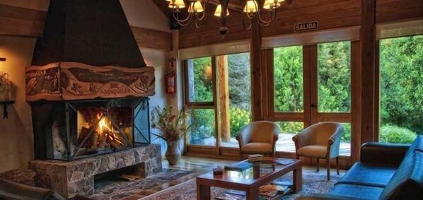 Fireplace - Antuquelen (Villa La Angostura)