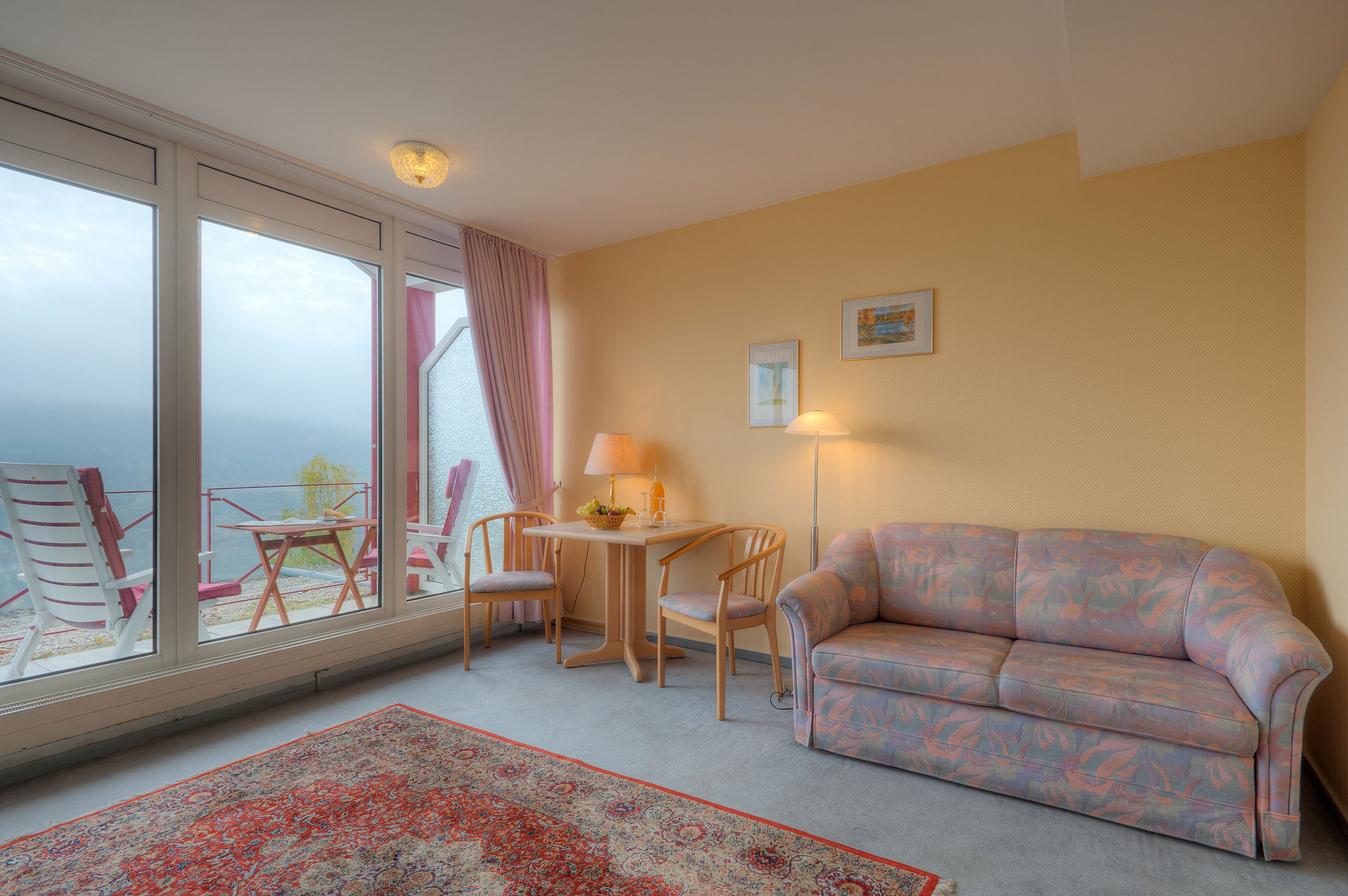 Suite – junior, terrasse | Oppholdsrom | TV