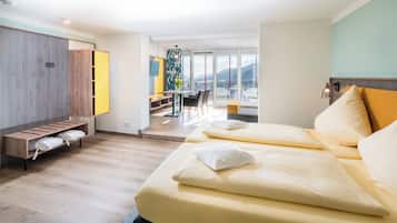 Junior-Suite, Terrasse | Wohnbereich | Fernseher