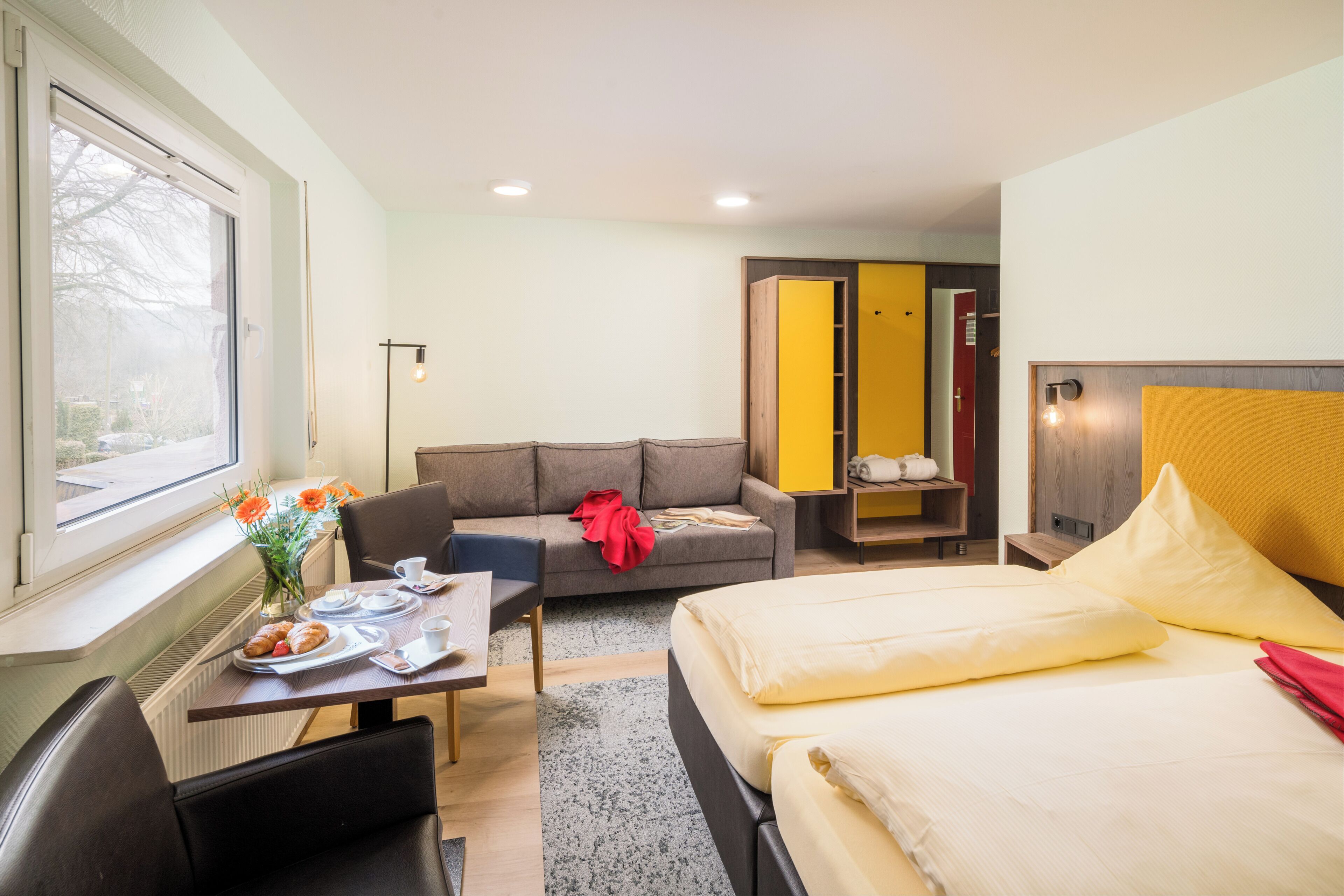 Ropa de cama de alta calidad, minibar, caja fuerte y escritorio