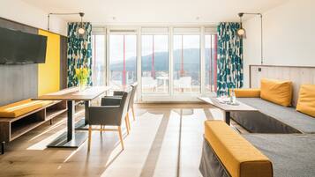 Junior suite, terras | Woonruimte | Een televisie