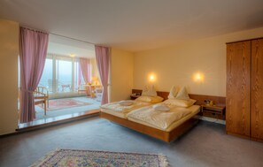 Junior suite, terras | Luxe beddengoed, een minibar, een kluis op de kamer, een bureau