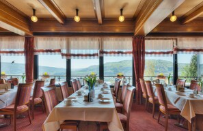 Serveert ontbijt, lunch, internationale gerechten, openlucht dineren 