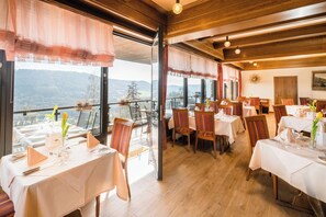 Petit déjeuner, déjeuner et dîner servis sur place