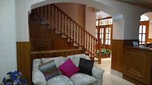 Lobby-lounge