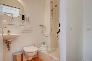 Single Room | Bathroom | Shower, free toiletries, towels, soap - Hotel Keese (Hamburg)
