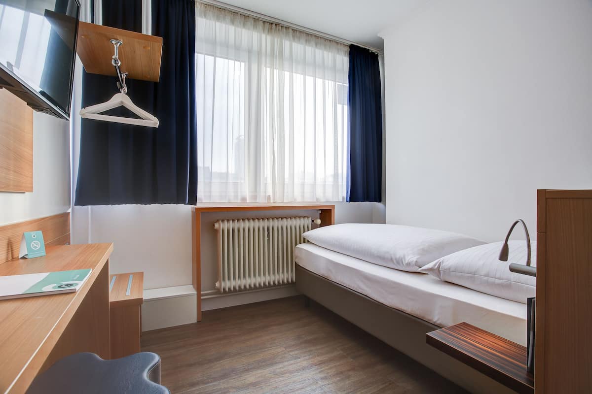 Eenpersoonskamer | Een bureau, gratis wifi, beddengoed