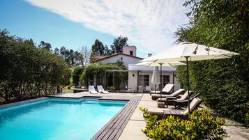 Outdoor pool, pool umbrellas, sun loungers