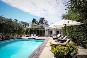 Piscina externa, guarda-sóis, espreguiçadeiras