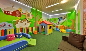 Zona de juegos infantil cubierta