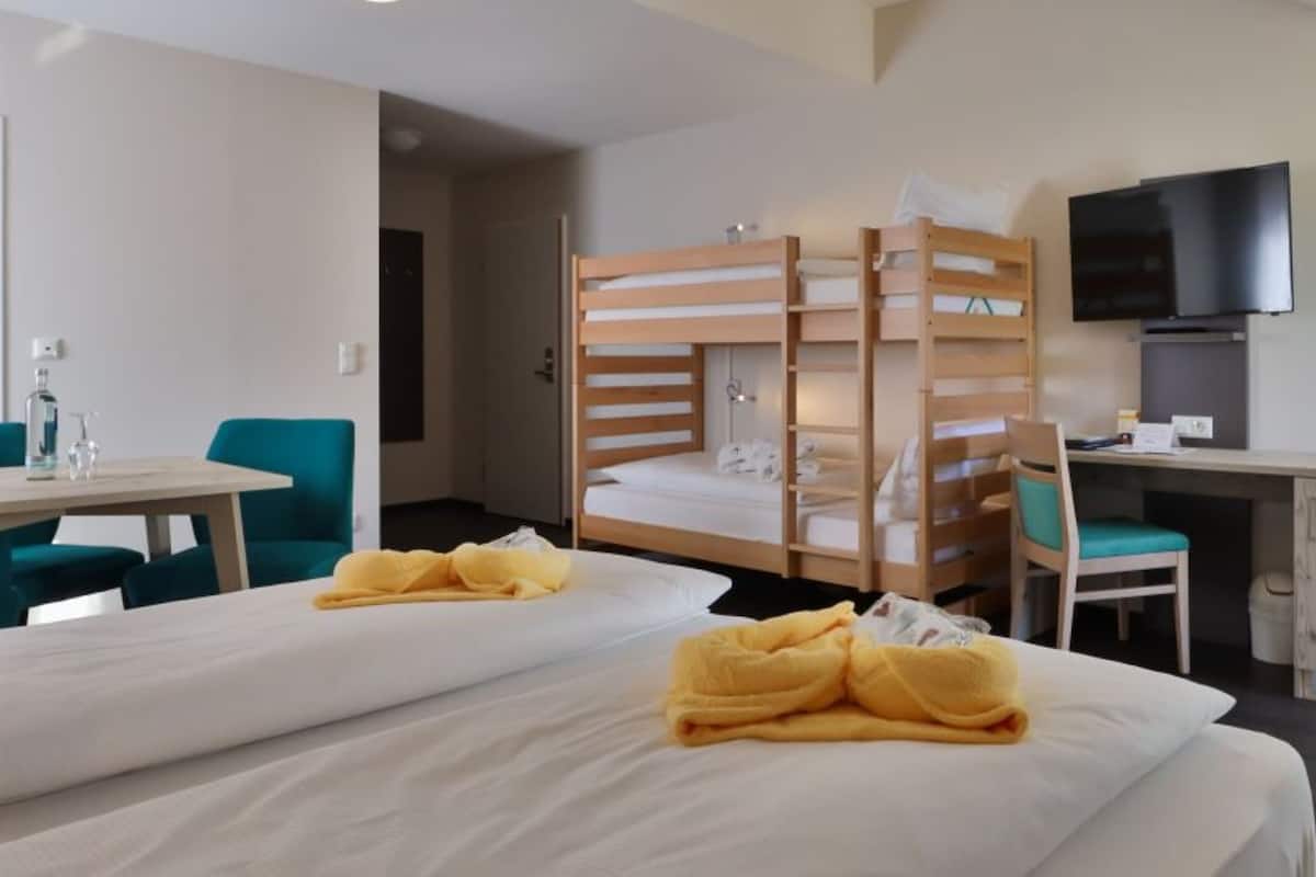 Familienzimmer (Komfort) | 1 Schlafzimmer, Zimmersafe, kostenloses WLAN, Bettwäsche