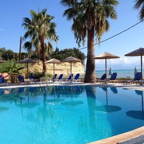 Outdoor pool, pool umbrellas, pool loungers - Maria' s Beach Apartments (Corfu)