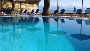 حمّام سباحة خارجي، مظلات على حمّام السباحة، مقاعد للتشمس