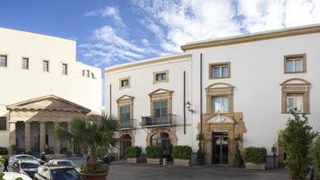 Vista frontal de la propiedad