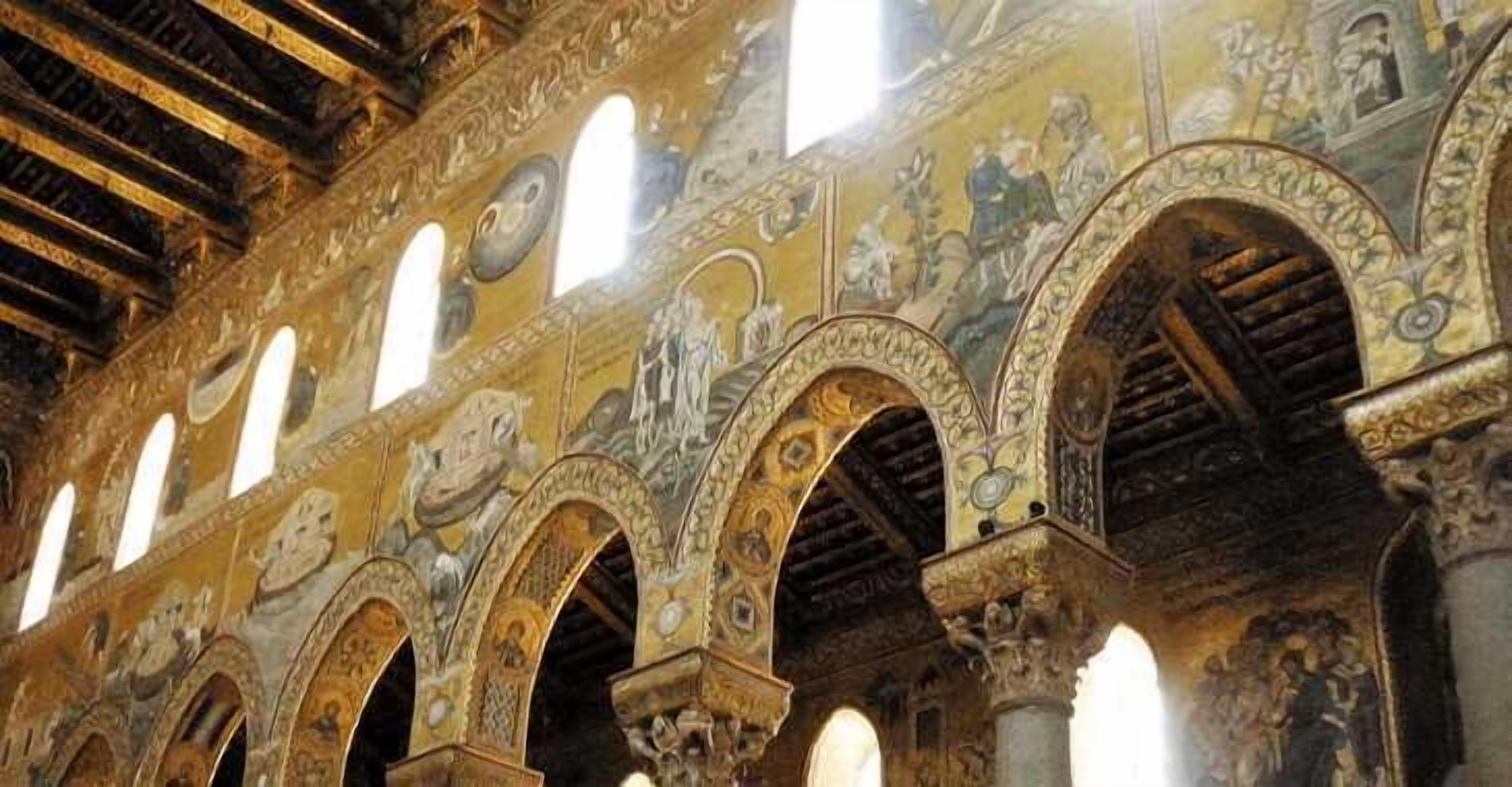 Un interior con múltiples arcos y pinturas murales detalladas.