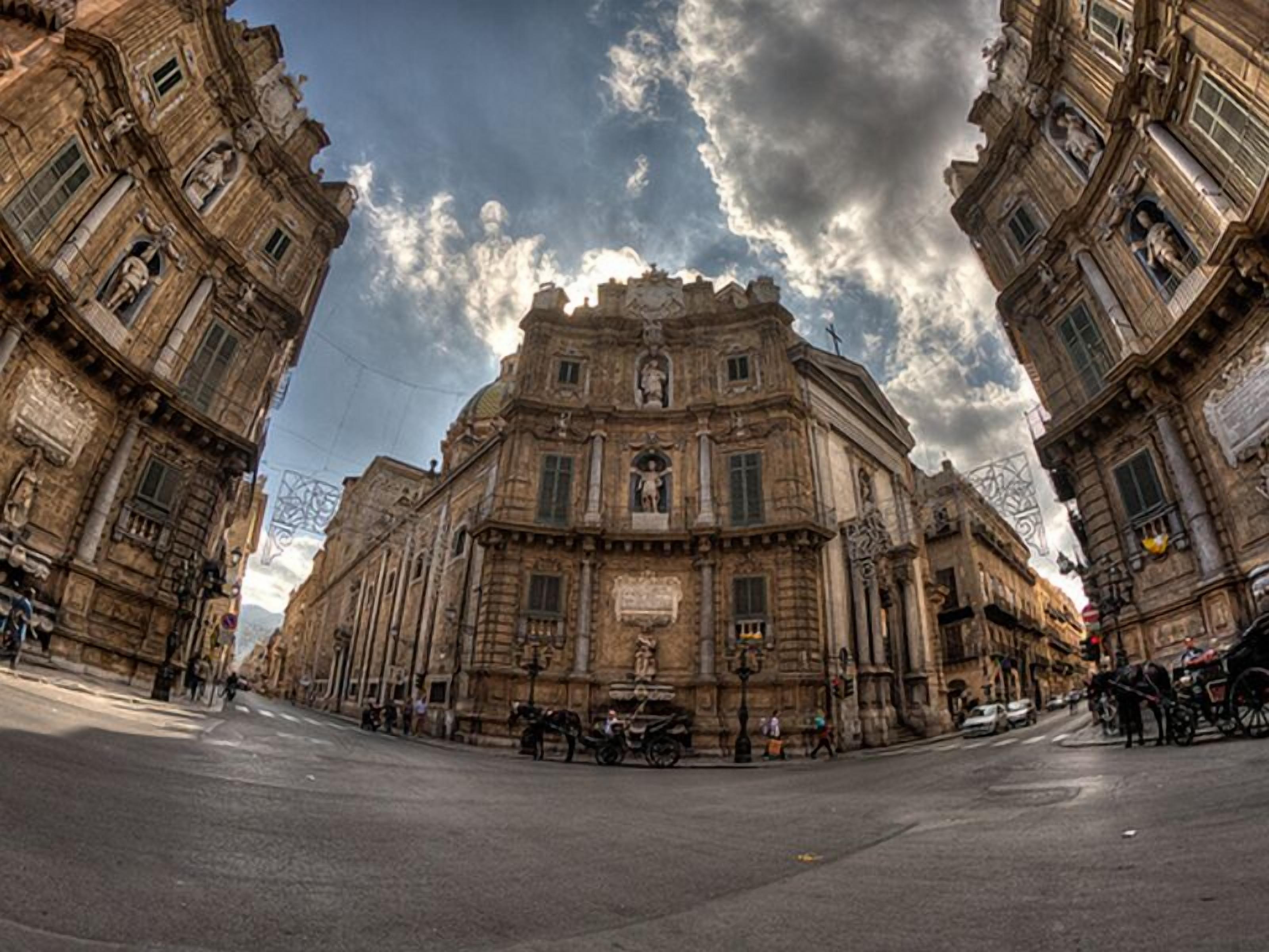 Un edificio storico con architettura classica, caratterizzato da facciate elaborate e statue.