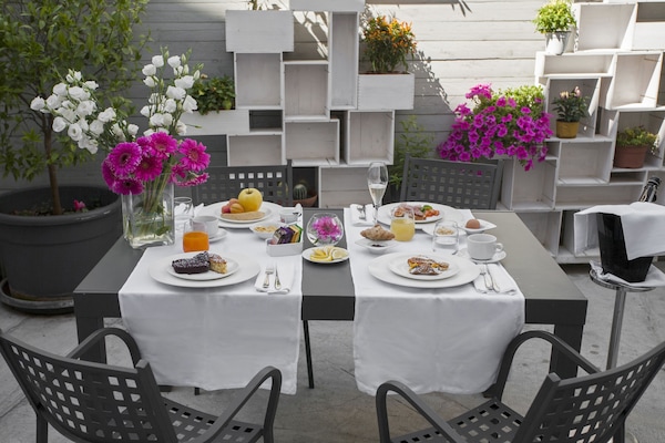 Se ofrece un desayuno bufé (12 EUR por persona)