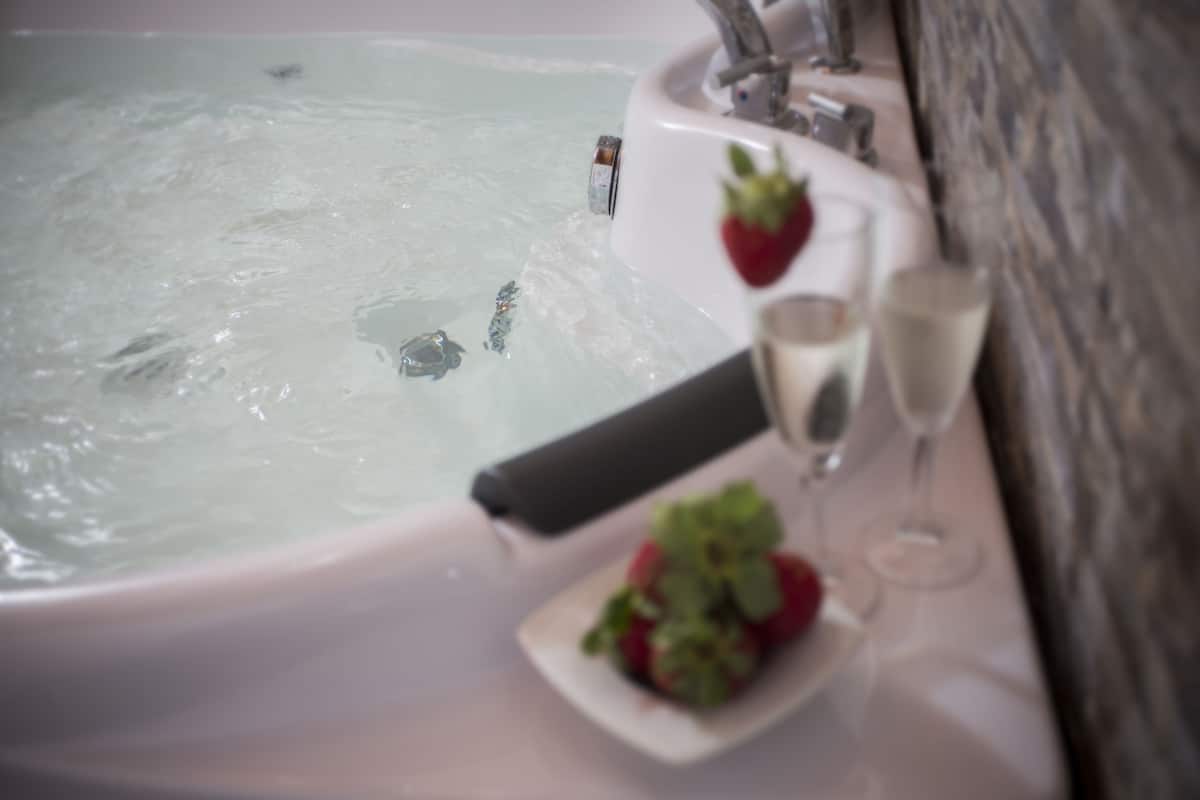 Jetted bathtub