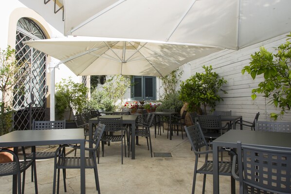 Breakfast, dinner served; Italian cuisine, alfresco dining  - Palazzo Brunaccini Boutique Hotel (Palermo)