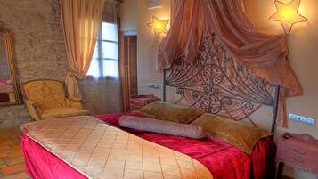 Comfort tweepersoonskamer, 1 kingsize bed, uitzicht op bergen | 1 slaapkamer, Select Comfort-bedden, een minibar