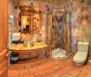 Douche, douche hydromassante, sèche-cheveux, serviettes fournies