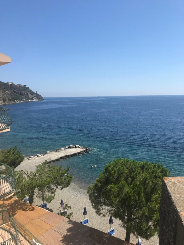 شاطئ خاص، رمال بيضاء