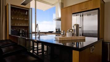 Departamento estándar, cocina | Cocina privada | Refrigerador, cafetera y tetera y utensilios de cocina