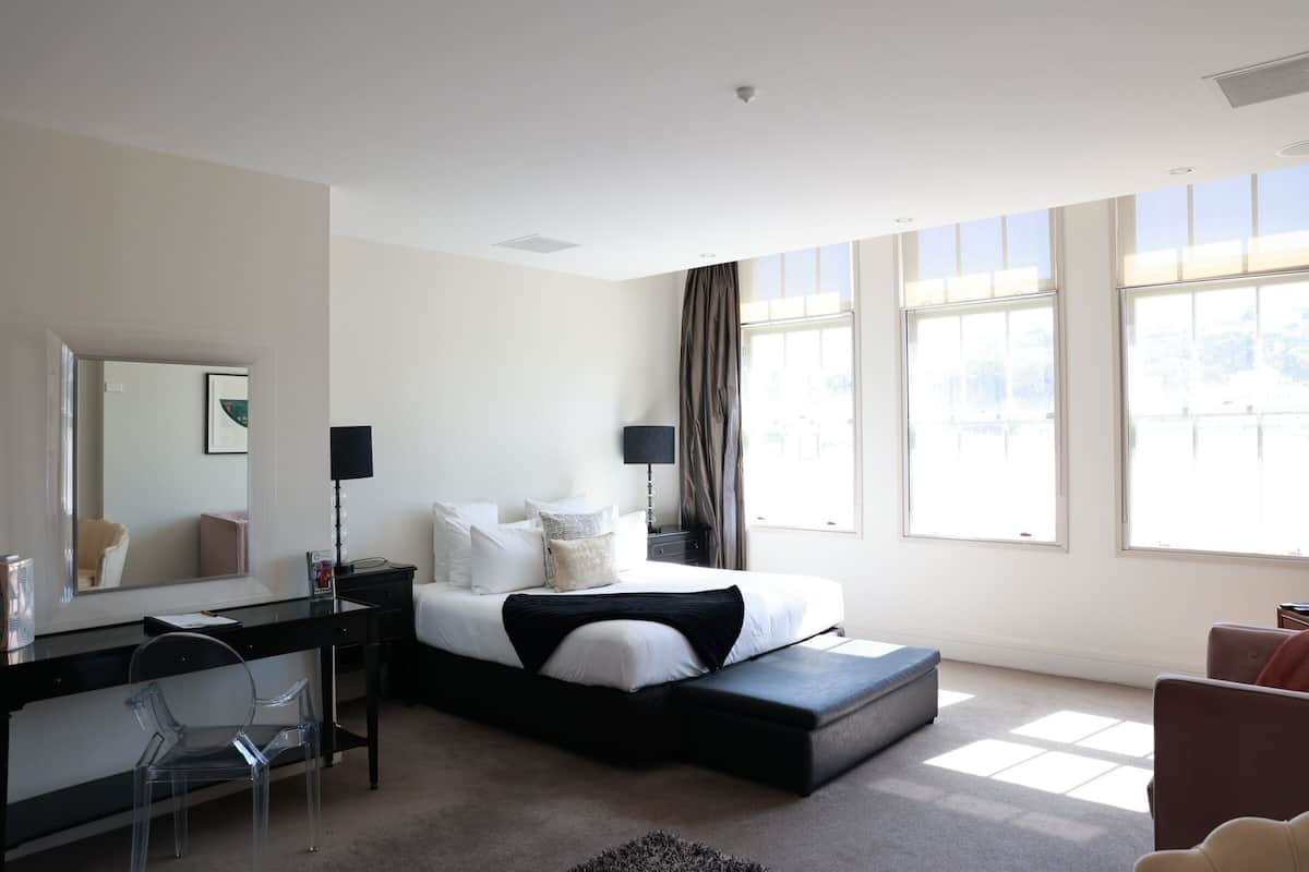 Dame Studio One (Accessible) | Egyptian cotton sheets, premium bedding, pillowtop beds