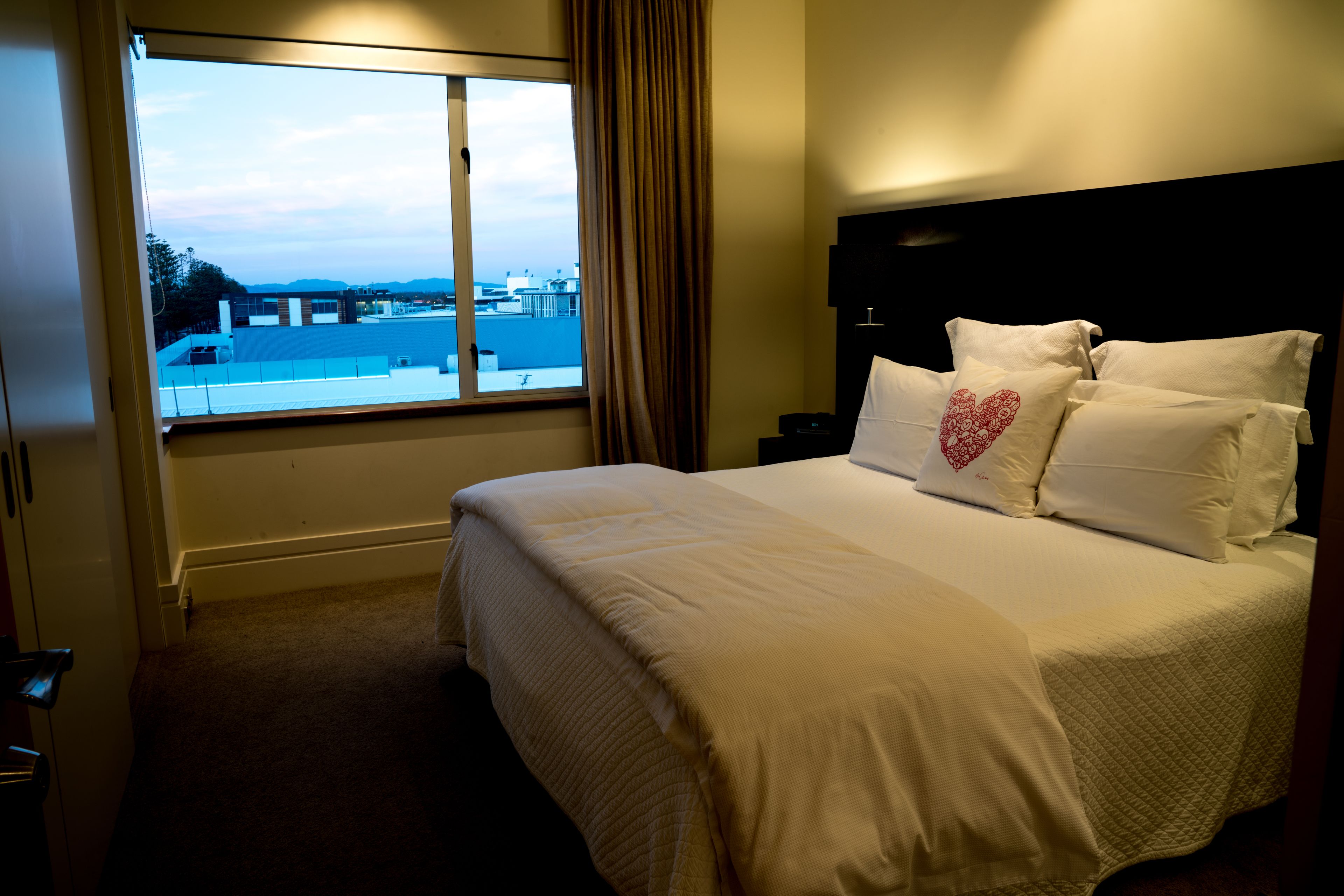 cape view penthouse | egyptian cotton sheets, premium bedding, pillow-top beds