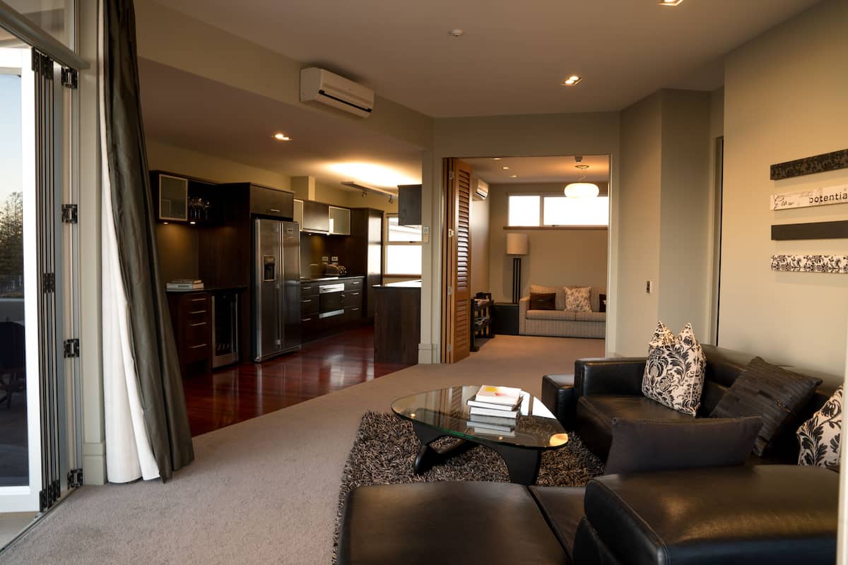 deco decant penthouse | living room | ipod dock