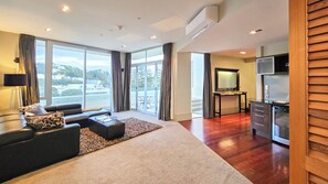 Deco Decant Penthouse | Egyptian cotton sheets, premium bedding, pillowtop beds - The Dome Boutique Apartments (Napier)