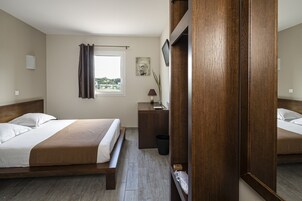 Quarto casal standard de uso individual | Escrivaninha, cortinas blackout, quartos à prova de som