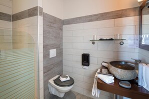 Regadera, amenidades de baño gratuitas, secadora de cabello, toallas 