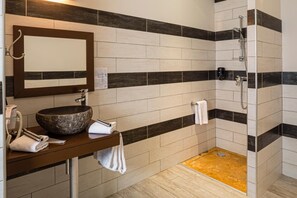 Dusche, kostenlose Toilettenartikel, Haartrockner, Handtücher