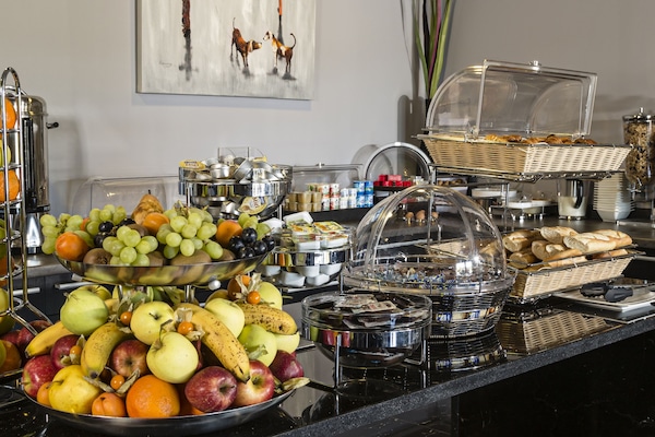 بوفيه فطور يوميًا بتكلفة قدرها (13 EUR للشخص)