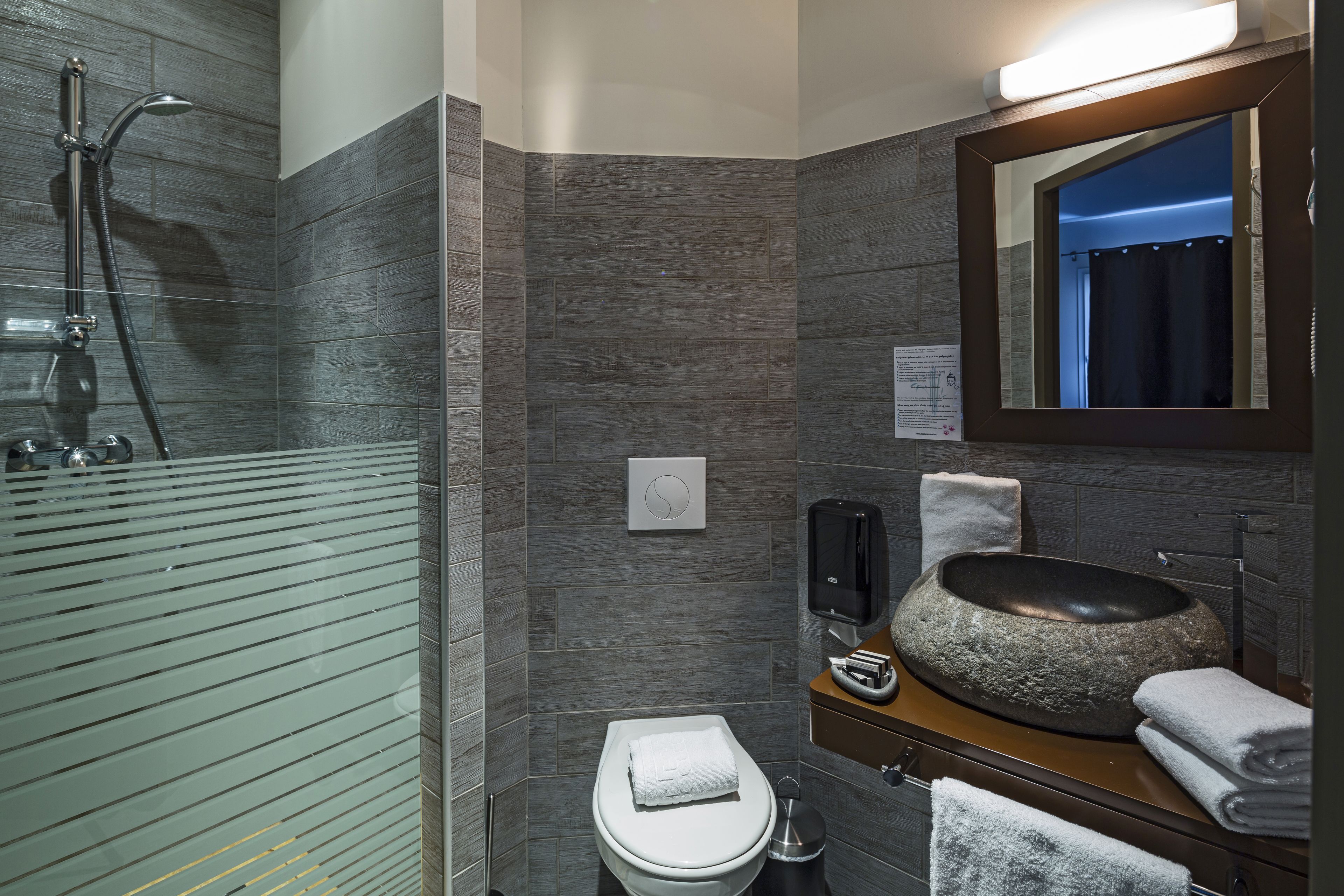 standard double room | bathroom | shower, free toiletries, hair dryer, towels