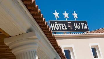 Et hotelskilt med tre stjerner og teksten "HOTEL Ya'Tis".