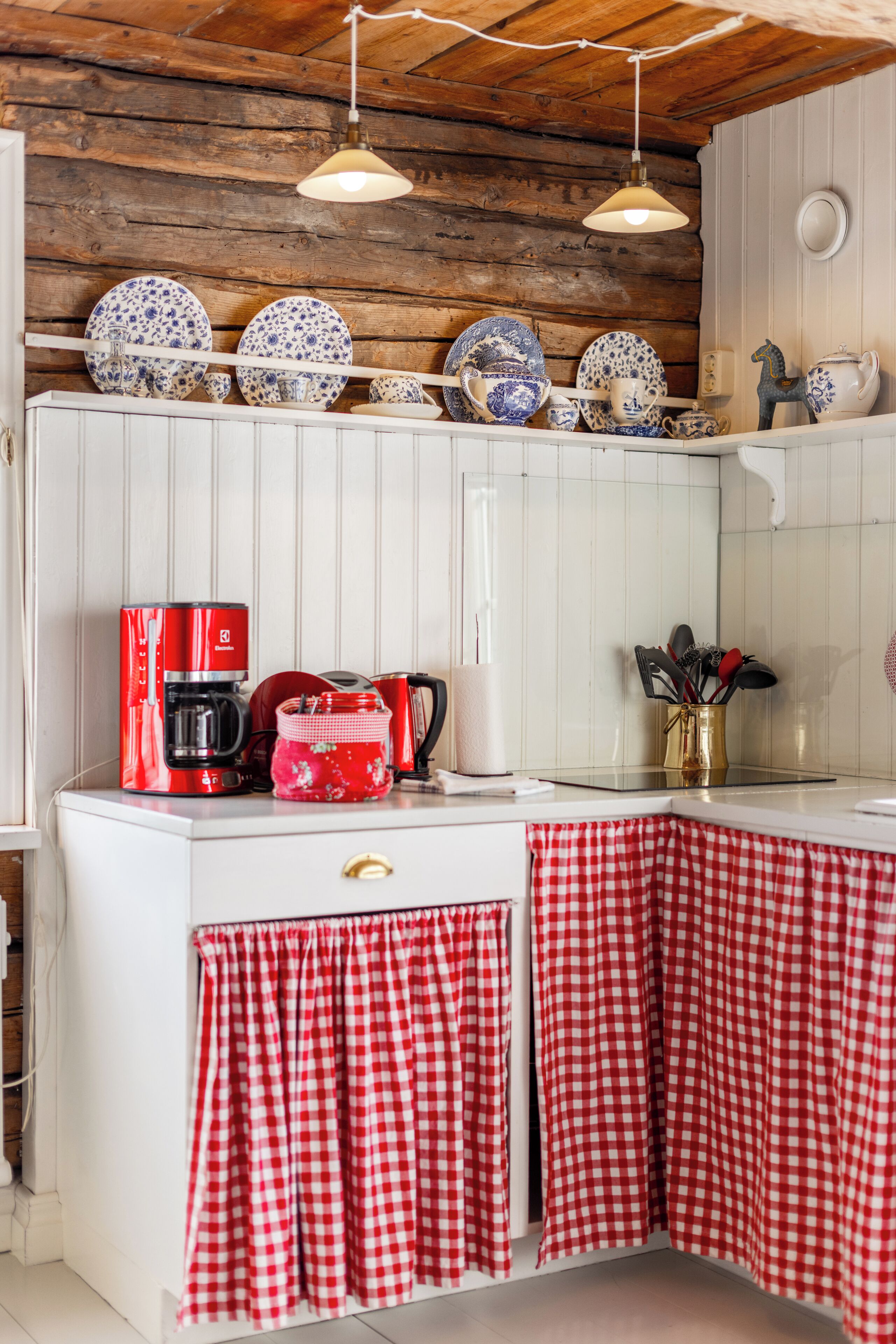 Superior Studio | Premium bedding, pillowtop beds, individually decorated