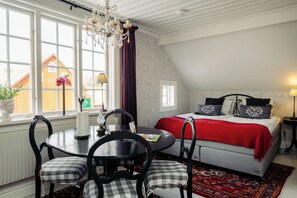 Romantic Apartment | Premium bedding, pillowtop beds, individually decorated - Hem till Gården (Vasteras)