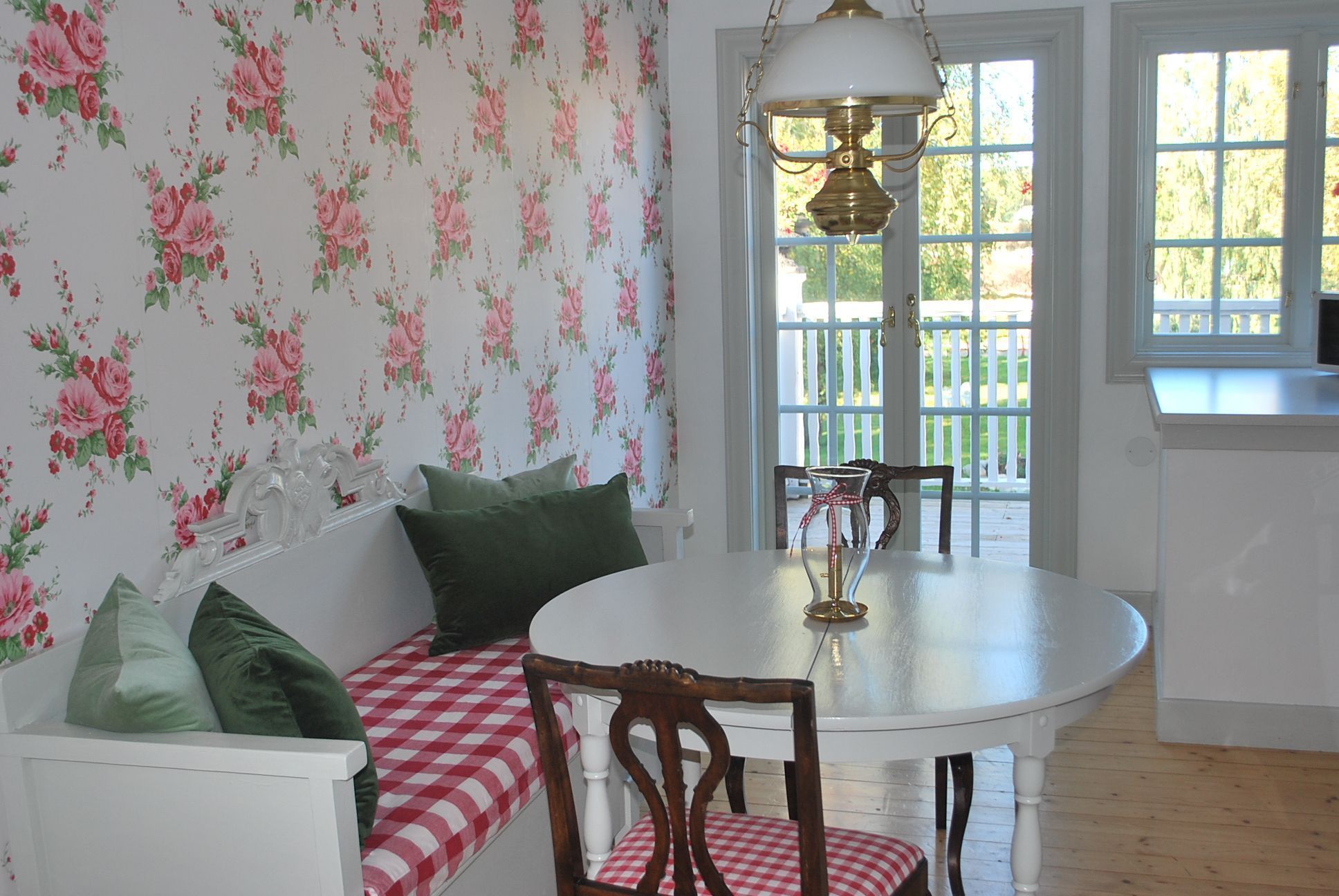 Refrigerador, microondas, parrilla de estufa y cafetera y tetera 