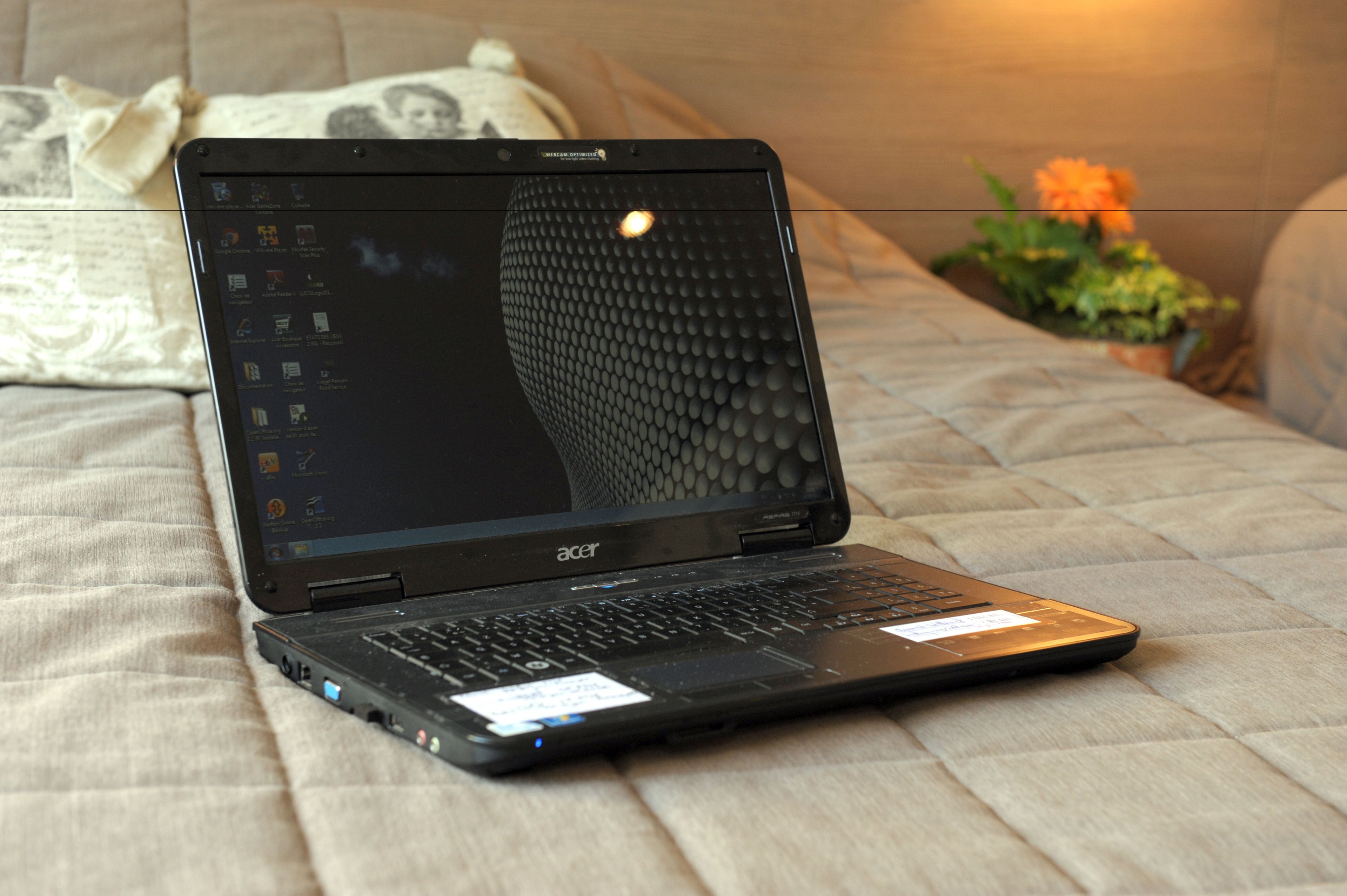 desk, free cots/infant beds, free wifi