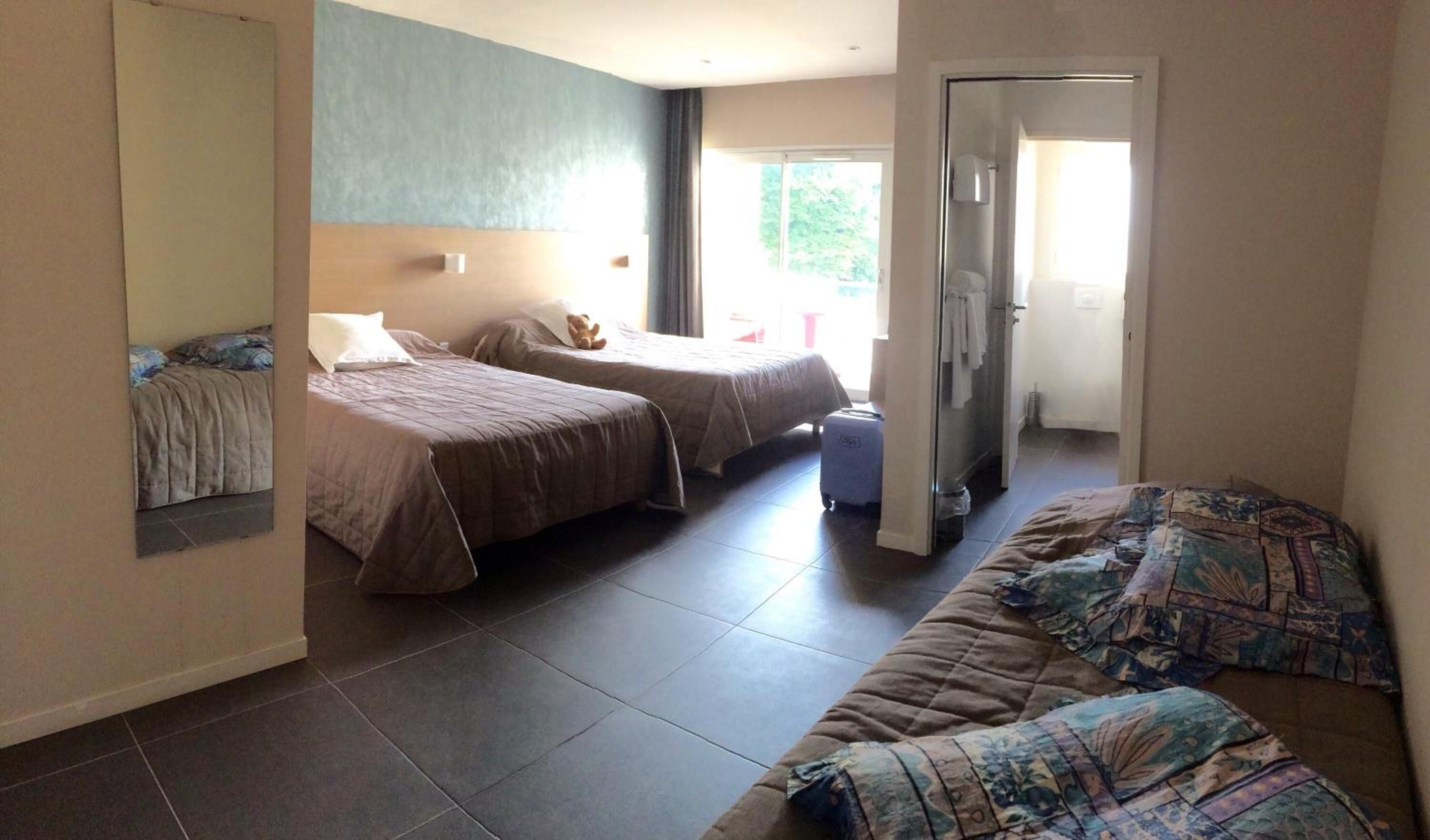 desk, free cots/infant beds, free wifi