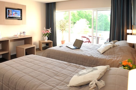 Escrivaninha, berços grátis, Wi-Fi de cortesia. The Originals City, Hôtel de France