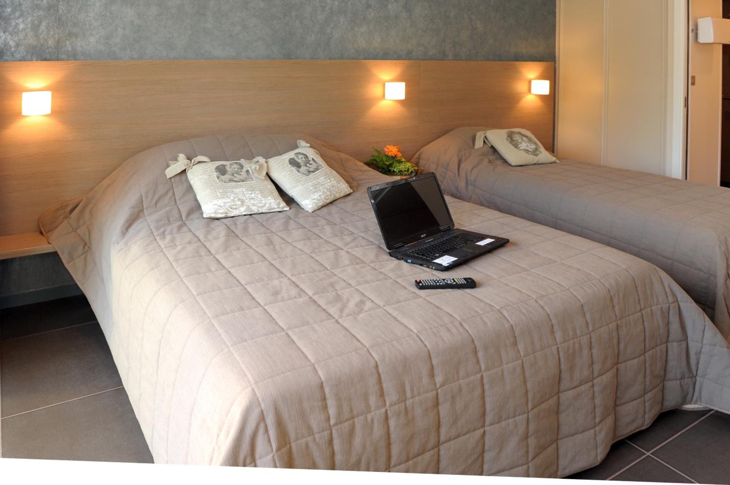 desk, free cots/infant beds, free wifi