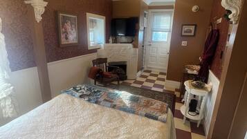 Basic Room, 1 Queen Bed | 1 bedroom, individually decorated, individually furnished, free WiFi